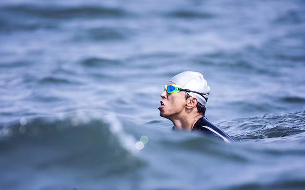 53岁张朝阳挑战横渡：爬过雪山跑过马拉松，我挺了不起的