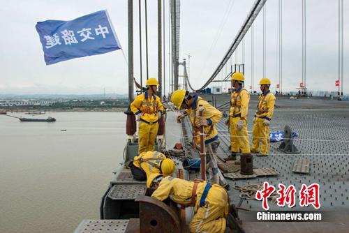 中国最大跨径钢桁梁悬索桥合龙，杭瑞高速全线贯通在望