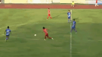 你遭遇过这样的双脚离地飞铲吗，涉事者被无限期禁赛