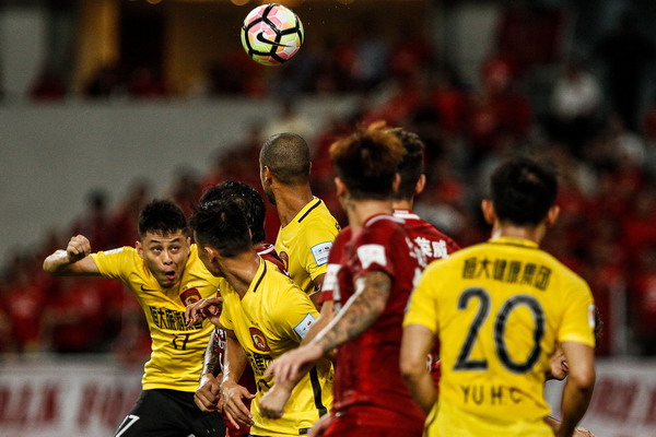 终于击败恒大！足协杯半决赛首回合上港2比1绝杀