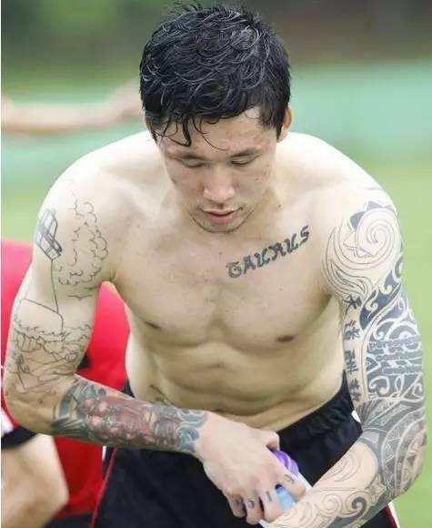 国青球员不许文身染发，贾秀全上任第一把火：学习根宝式治军