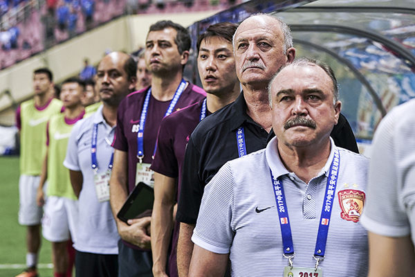 上港输球退出中超夺冠竞争，只有斯科拉里称对手还有机会