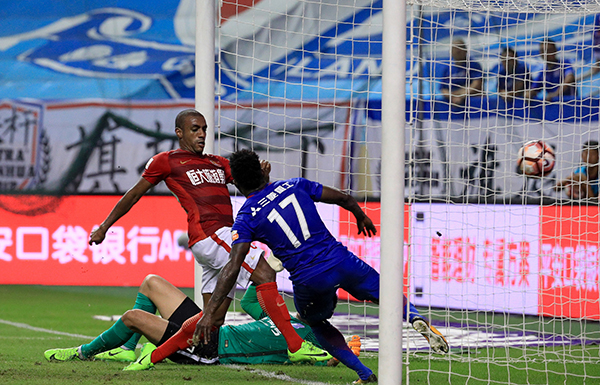 上港输球退出中超夺冠竞争，只有斯科拉里称对手还有机会