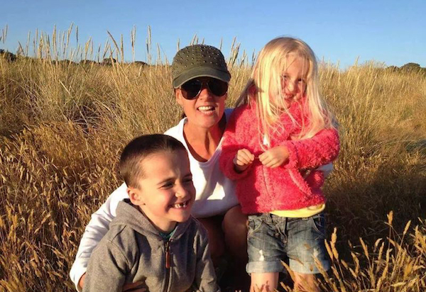 英国两娃玩黑色海娜纹身酿大祸，医生提醒：警惕染膏成分过敏