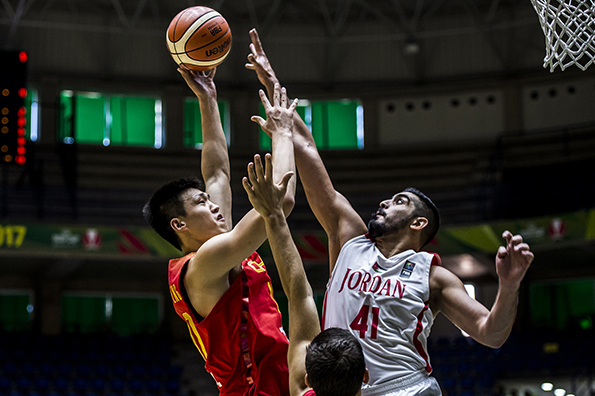 男篮亚洲杯排位赛大胜约旦，年轻球员成长令杜锋欣慰