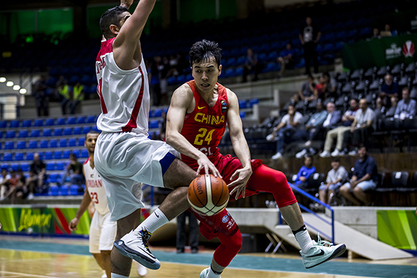 男篮亚洲杯排位赛大胜约旦，年轻球员成长令杜锋欣慰
