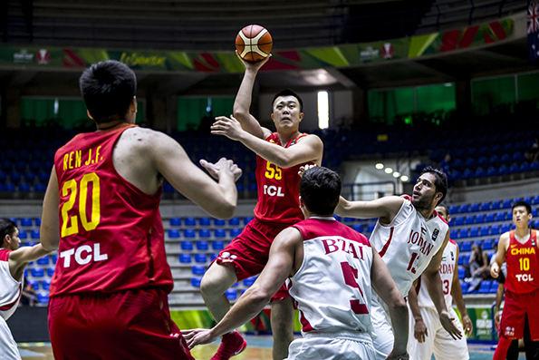 男篮亚洲杯排位赛大胜约旦，年轻球员成长令杜锋欣慰