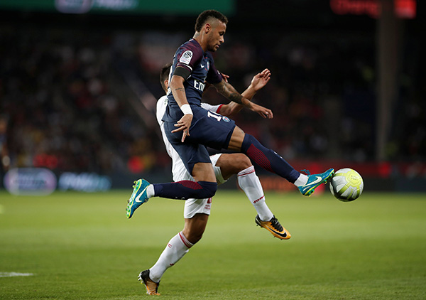 现场看内马尔神迹是种什么感受，巴黎球迷担心球队配不上他