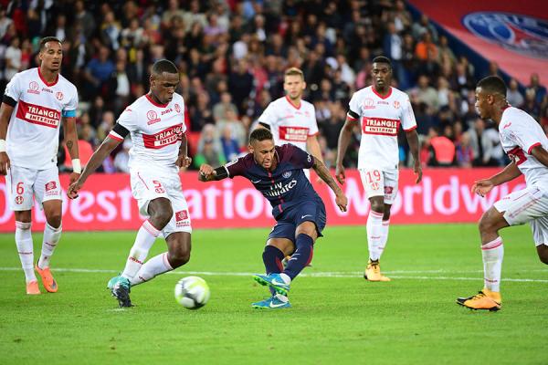 现场看内马尔神迹是种什么感受，巴黎球迷担心球队配不上他