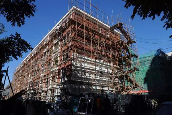 北京对老旧小区摸底调查：居民关心加装电梯，建停车位