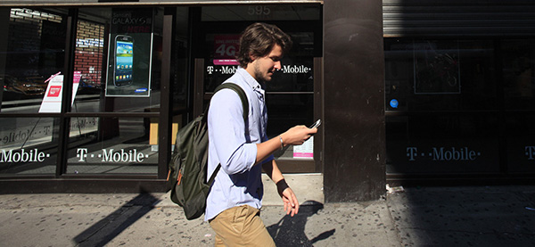 美国又一城市考虑惩罚低头族：过马路时玩手机每次罚30美元