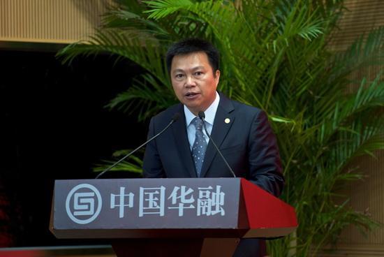 53岁柯卡生辞任中国华融总裁，同岁的副总裁王利华代为履职