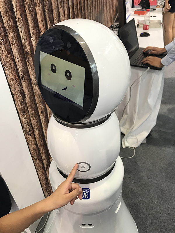 在群英荟萃的世界机器人大会，如何成为人群中最闪耀的机器人