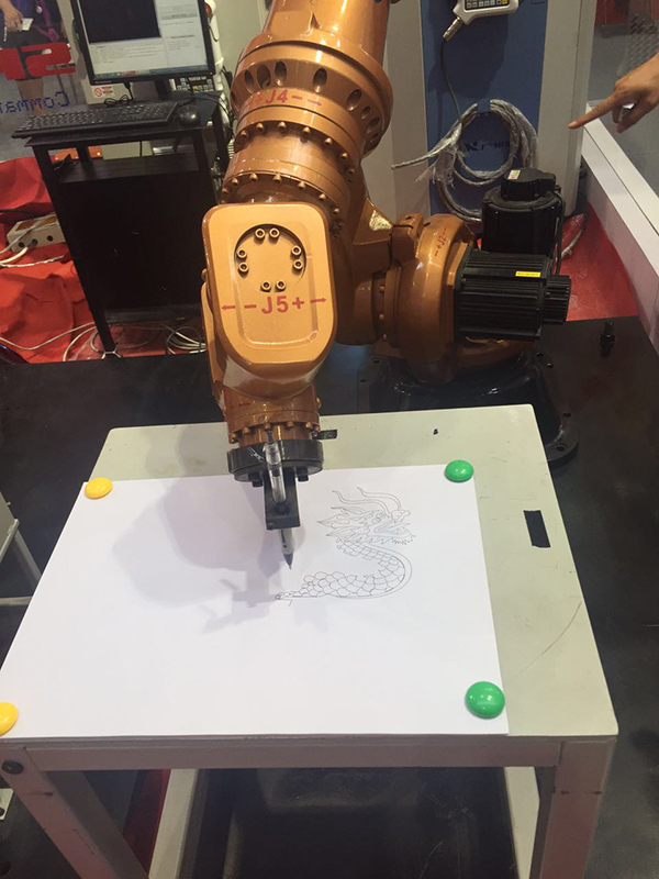 在群英荟萃的世界机器人大会，如何成为人群中最闪耀的机器人