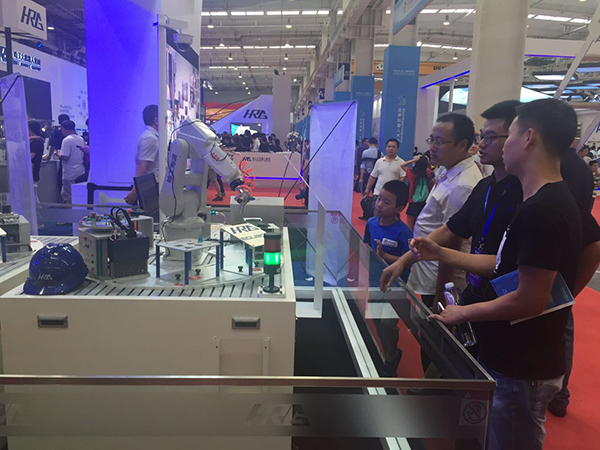 在群英荟萃的世界机器人大会，如何成为人群中最闪耀的机器人