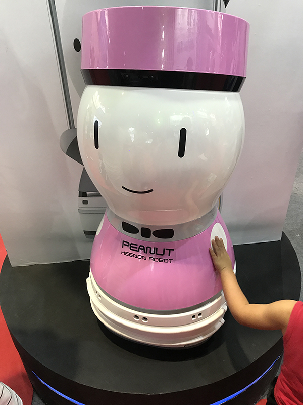 在群英荟萃的世界机器人大会，如何成为人群中最闪耀的机器人