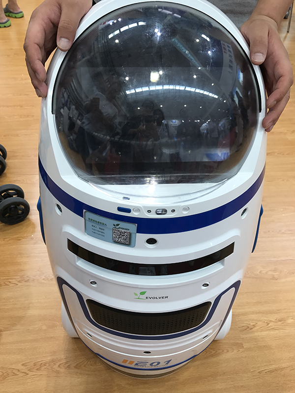 在群英荟萃的世界机器人大会，如何成为人群中最闪耀的机器人