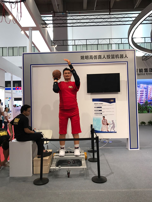 在群英荟萃的世界机器人大会，如何成为人群中最闪耀的机器人