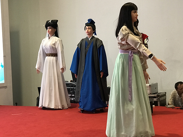 在群英荟萃的世界机器人大会，如何成为人群中最闪耀的机器人