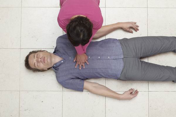 辟谣｜晕倒后如何急救，掐人中泼冷水不靠谱？