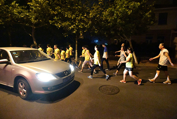 为给“暴走团”让路，青岛部分路段夜间施行机动车限行