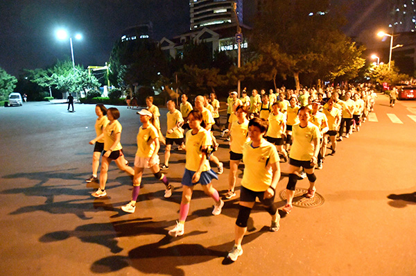 为给“暴走团”让路，青岛部分路段夜间施行机动车限行