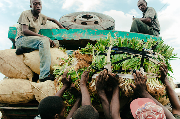 穿越西半球最穷国：木划艇、摩托车、蹦蹦车过海地