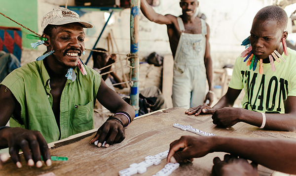 穿越西半球最穷国：木划艇、摩托车、蹦蹦车过海地