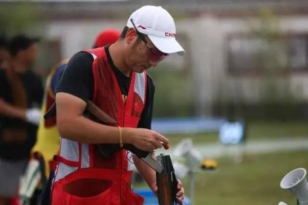 不是许昕和钟天使，全运上海代表团旗手为何是个中年大叔