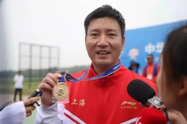 不是许昕和钟天使，全运上海代表团旗手为何是个中年大叔