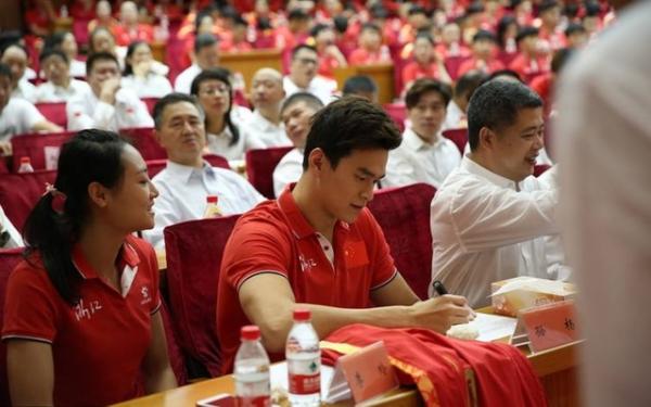 孙杨将首次担任全运会浙江代表团旗手，目前仍在香港训练