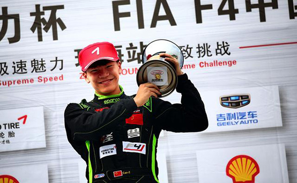 这个最年轻F4车手把国旗画上头盔，他让更多人知道中国速度