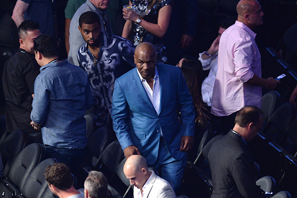 跨界世纪拳战结局毫无悬念，梅威瑟50战全胜收官不得不服