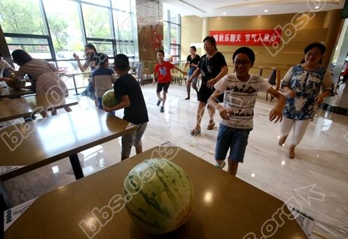 虹东社区：共话“啃秋”习俗 乐享“食瓜”妙趣（1）.JPG