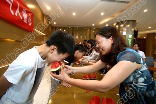 虹东社区：共话“啃秋”习俗 乐享“食瓜”妙趣（3）.JPG