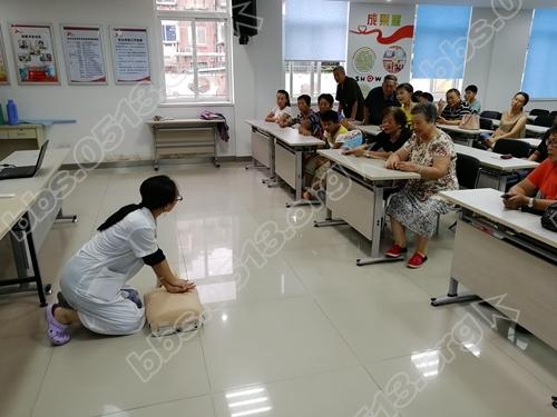 虹东社区：“大手拉小手”暑期红十字急救知识进社区（1）.jpg