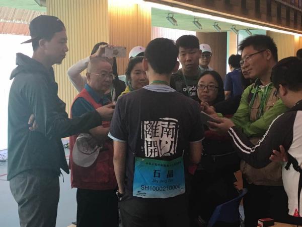 全运会射击场有了美籍华人，他的眼睛缺了一个瞳孔