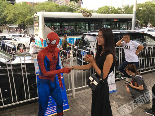 七夕节北京街头现“共享男友”：1元可拉手，7元可接吻