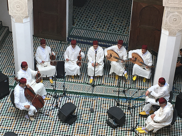 迷宫、染坊和沙漠快闪电台，摩洛哥的琐碎和壮观