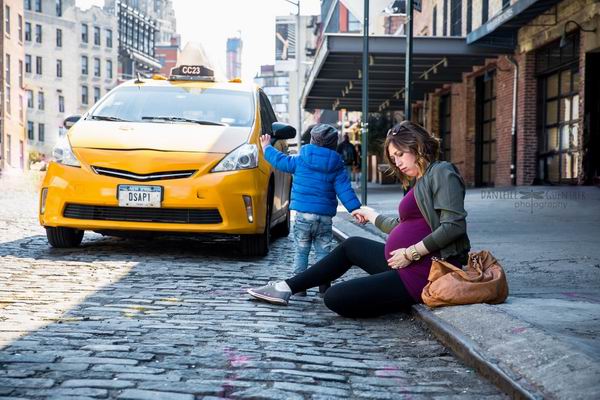 摄影师把镜头对准了生活中的孕妇，有些心酸却很真实