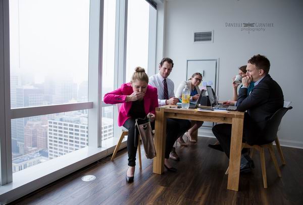 摄影师把镜头对准了生活中的孕妇，有些心酸却很真实