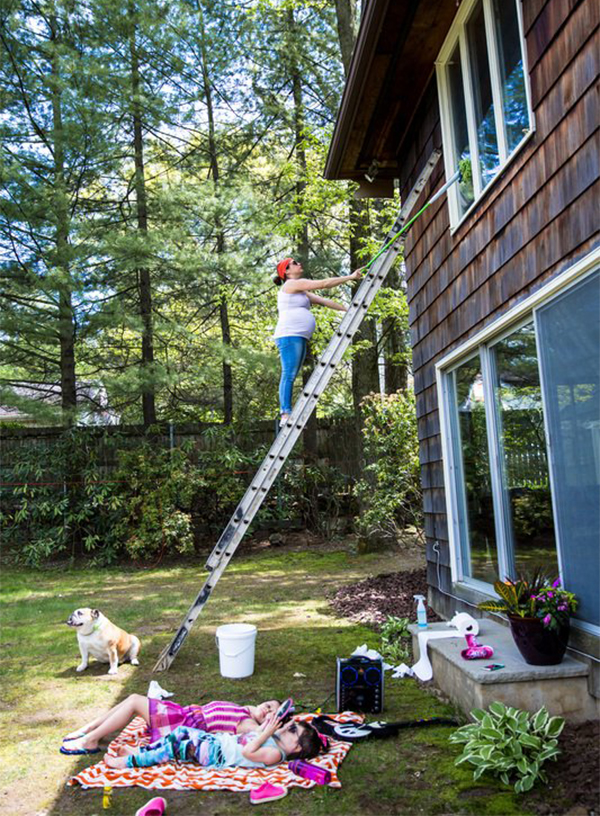 摄影师把镜头对准了生活中的孕妇，有些心酸却很真实