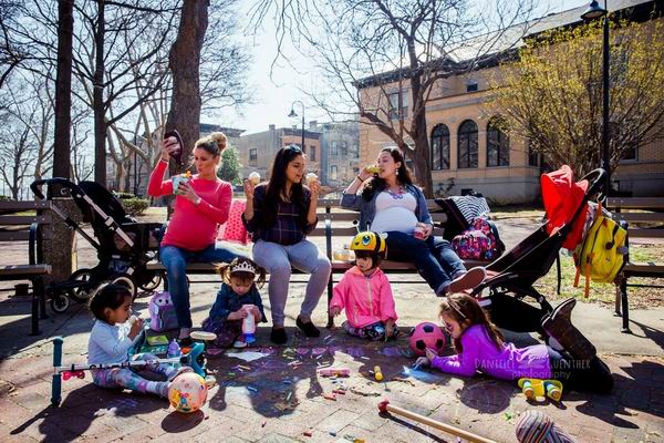 摄影师把镜头对准了生活中的孕妇，有些心酸却很真实