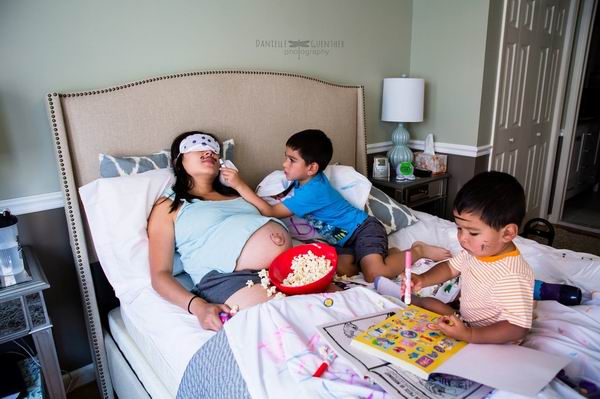 摄影师把镜头对准了生活中的孕妇，有些心酸却很真实