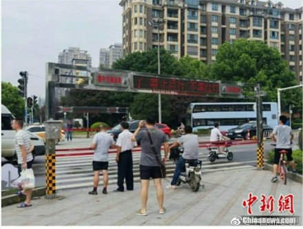 “防闯灯神器”现身武汉：自动拉绳，行人遵章率超95%