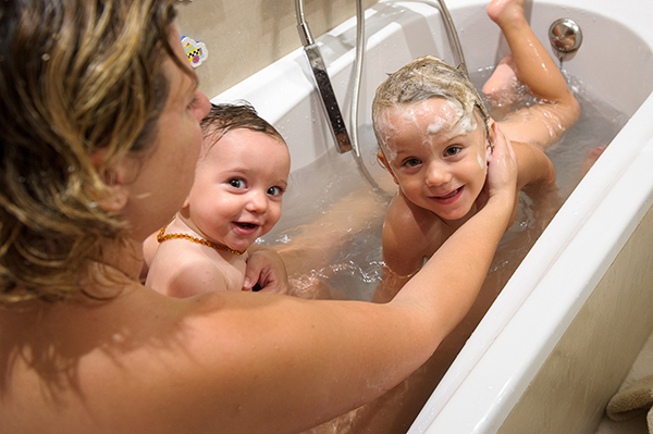 性教育从浴室开始？专家建议父母与异性孩子共浴谈“性”