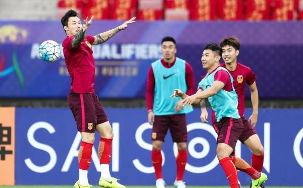 433阵型强攻乌兹别克斯坦，今夜还有属于国足的奇迹吗