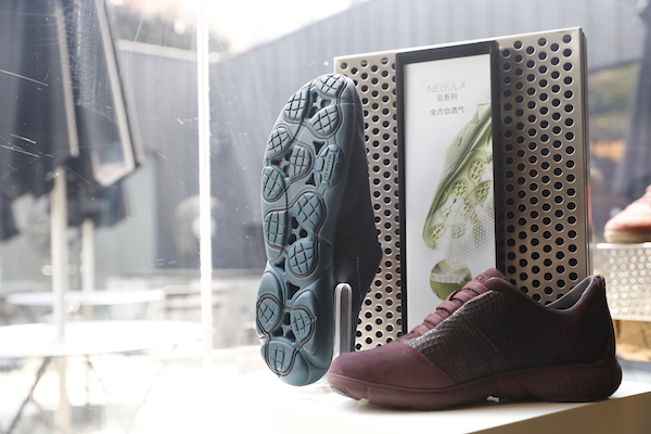 鞋履设计花样百出，力求赤足般的舒适体验