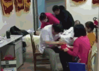 野蛮摇头治脑瘫引争议，推拿专家：这种手法闻所未闻