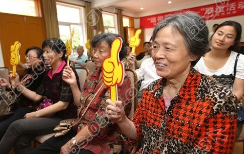 邻里PK赛现场 居民点赞.jpg